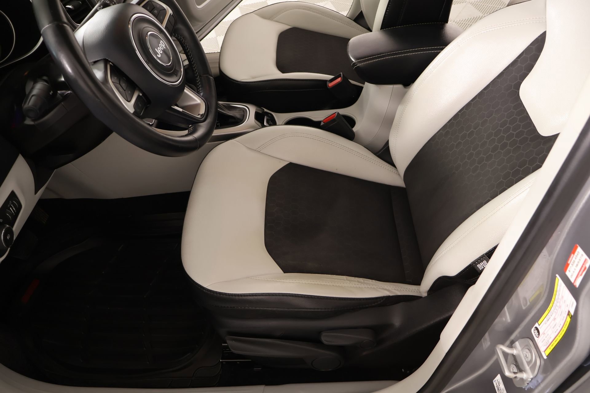 Used 2018 Jeep Compass Latitude FWD image 10