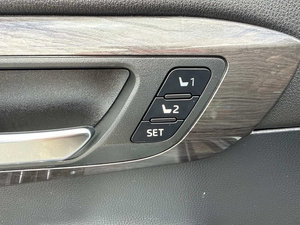 Used 2022 Toyota Highlander Limited FWD image 22