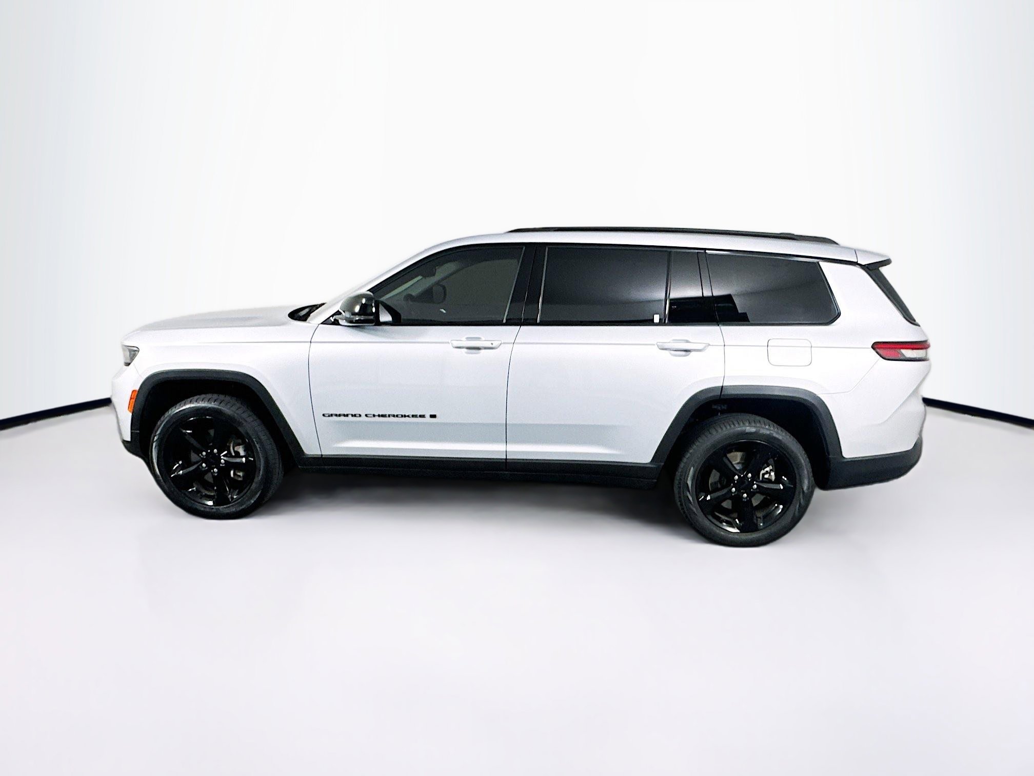Used 2023 Jeep Grand Cherokee L Limited w/ Black Appearance Package RWD image 4
