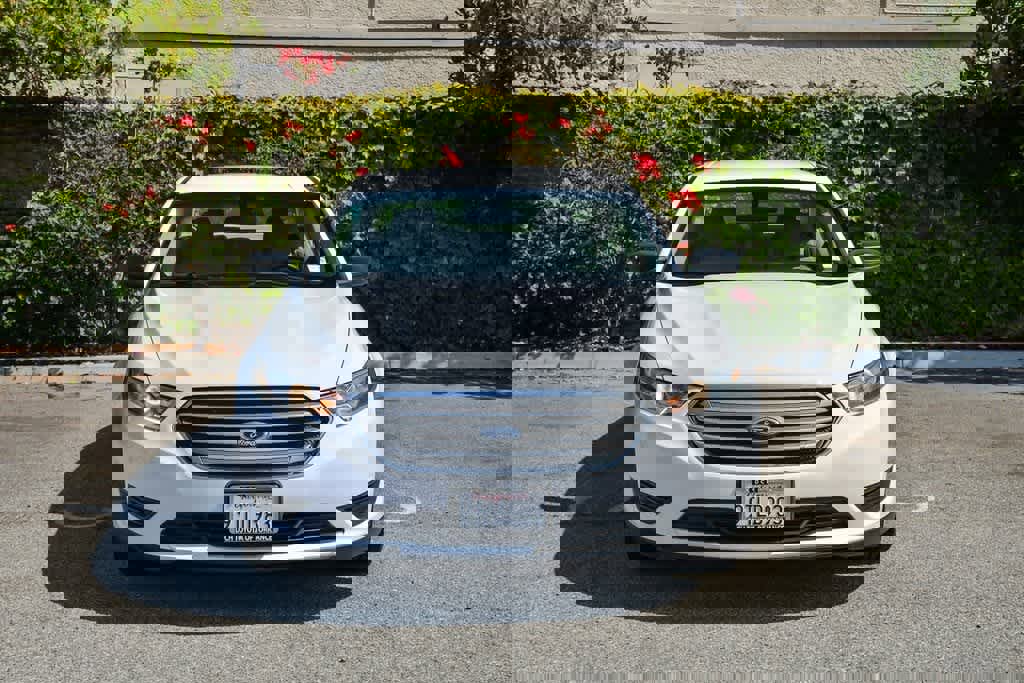 Used 2013 Ford Taurus SE image 2