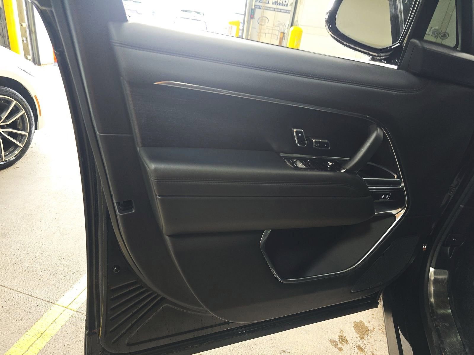 Used 2024 Land Rover Range Rover SE image 12