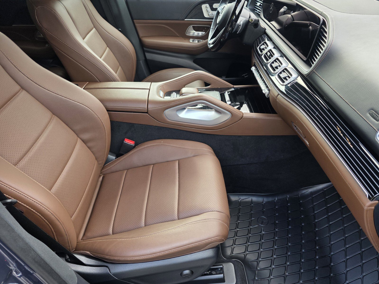 Used 2024 Mercedes-Benz GLS 450 4MATIC image 3