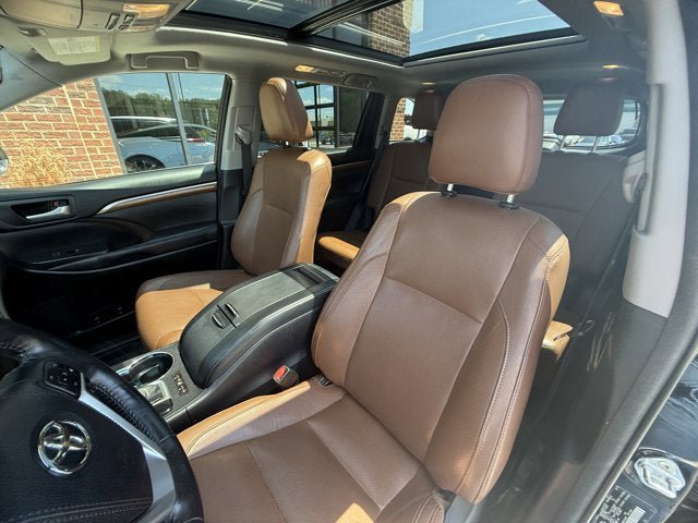 Used 2017 Toyota Highlander Limited AWD/4WD image 18