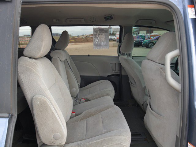 Used 2015 Toyota Sienna LE FWD image 28