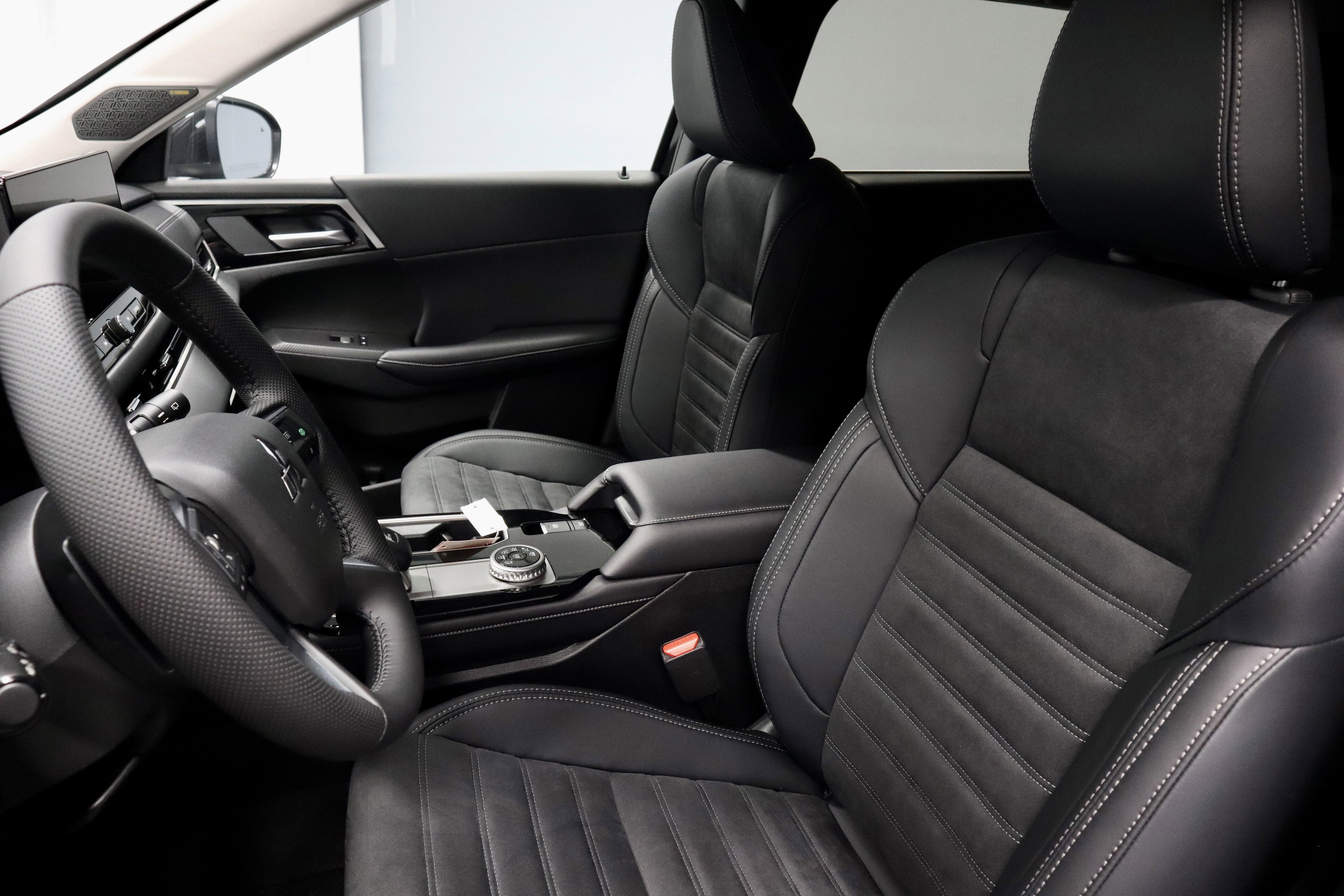 New 2025 Mitsubishi Outlander SE image 18