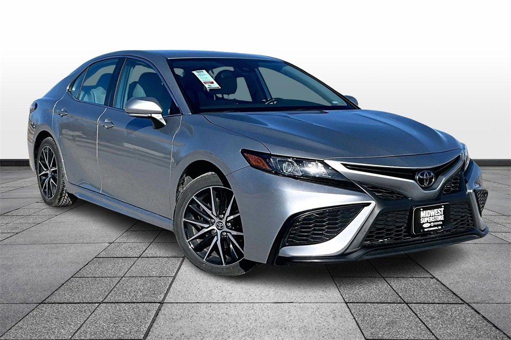 Used 2024 Toyota Camry SE image 2