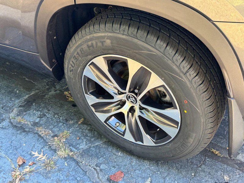 Used 2021 Toyota Highlander XLE image 5