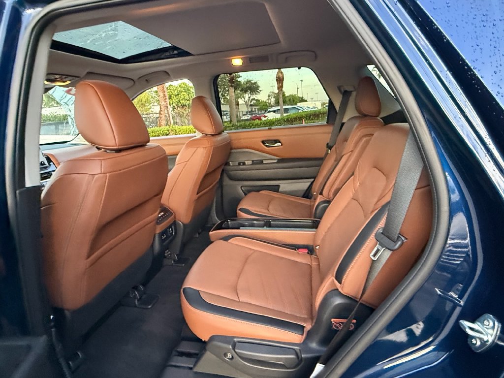 Used 2024 Nissan Pathfinder Platinum FWD image 11
