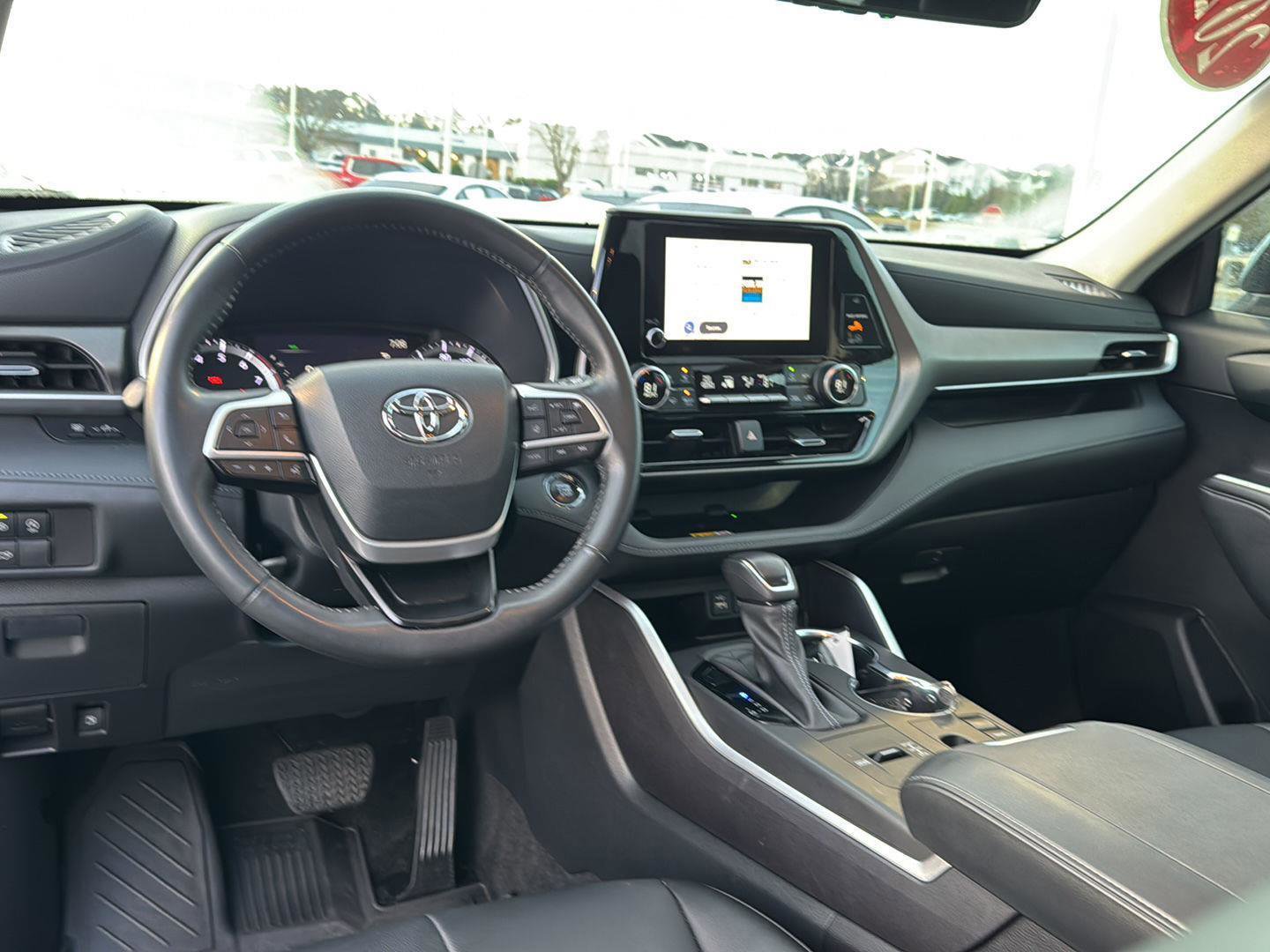 Used 2023 Toyota Highlander XLE FWD image 16