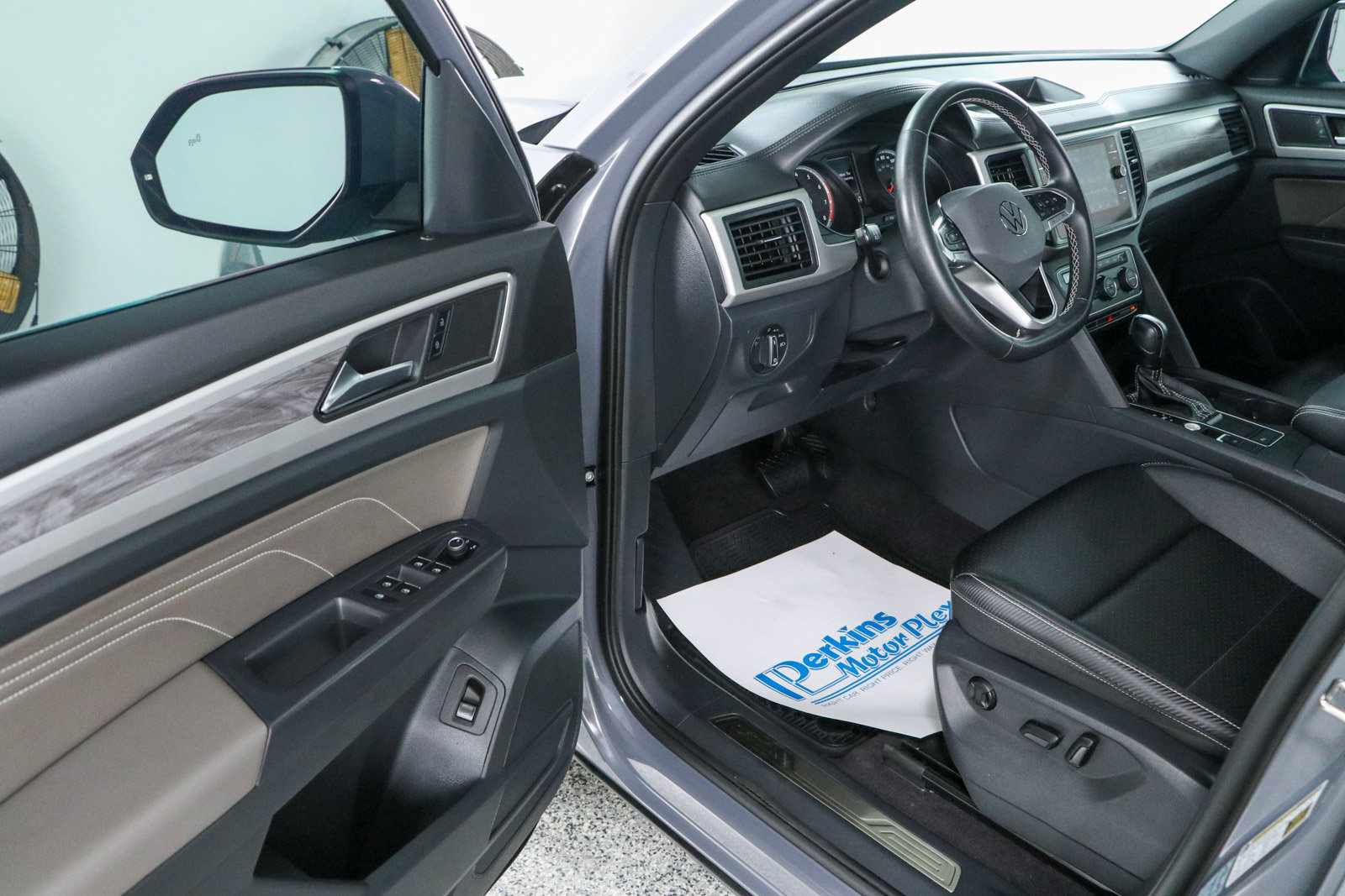 Used 2021 Volkswagen Atlas Cross Sport SE w/ Panoramic Sunroof Package FWD image 3