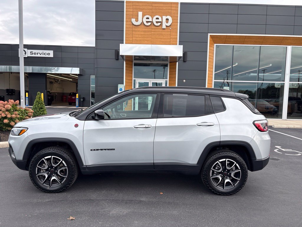 Used 2025 Jeep Compass Trailhawk AWD/4WD image 2