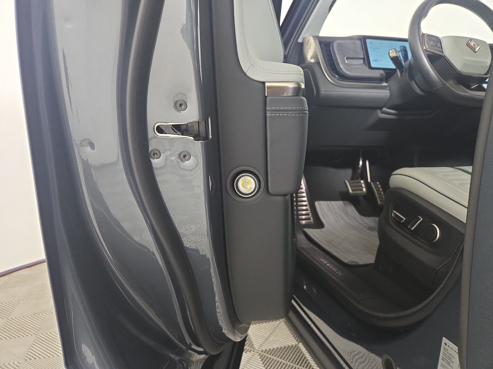 Used 2024 Rivian R1T Adventure Dual AWD/4WD image 30