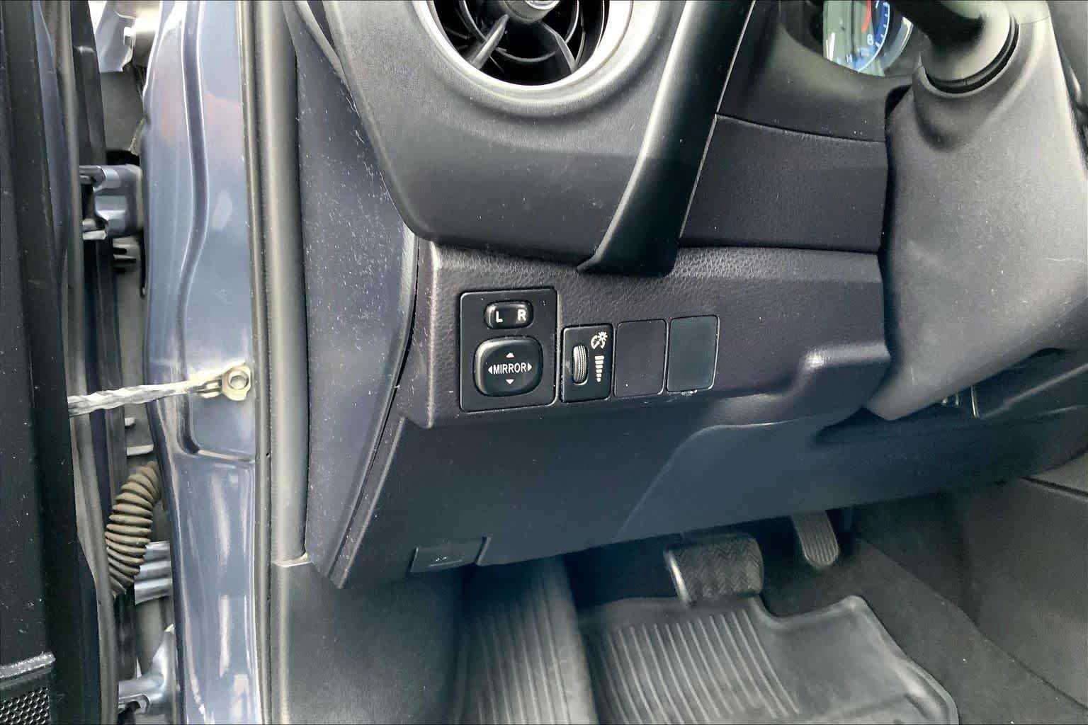 Used 2018 Toyota Corolla SE FWD image 33