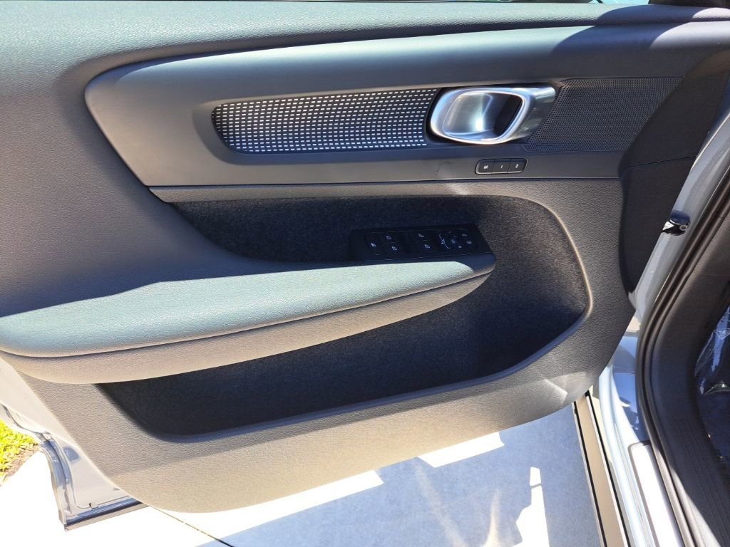 Used 2023 Volvo XC40 B5 Plus w/ Climate Package image 15