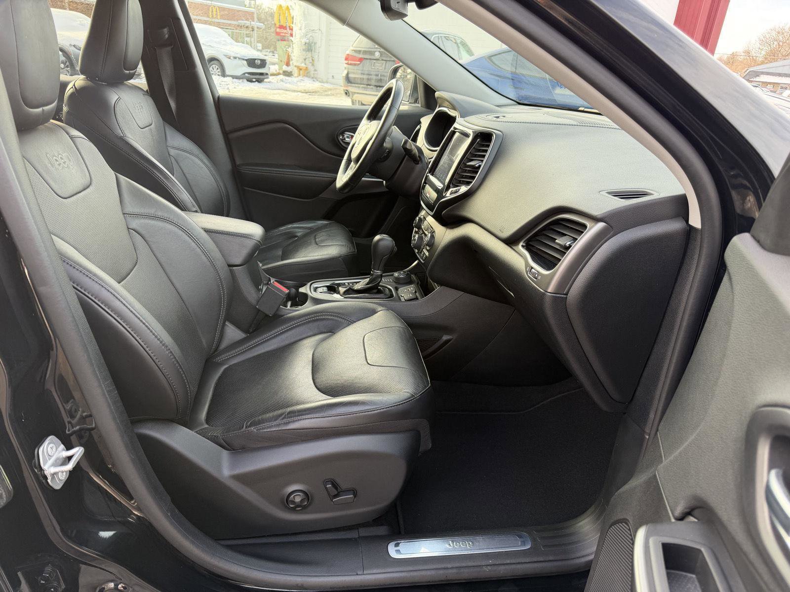 Used 2020 Jeep Cherokee Limited image 25