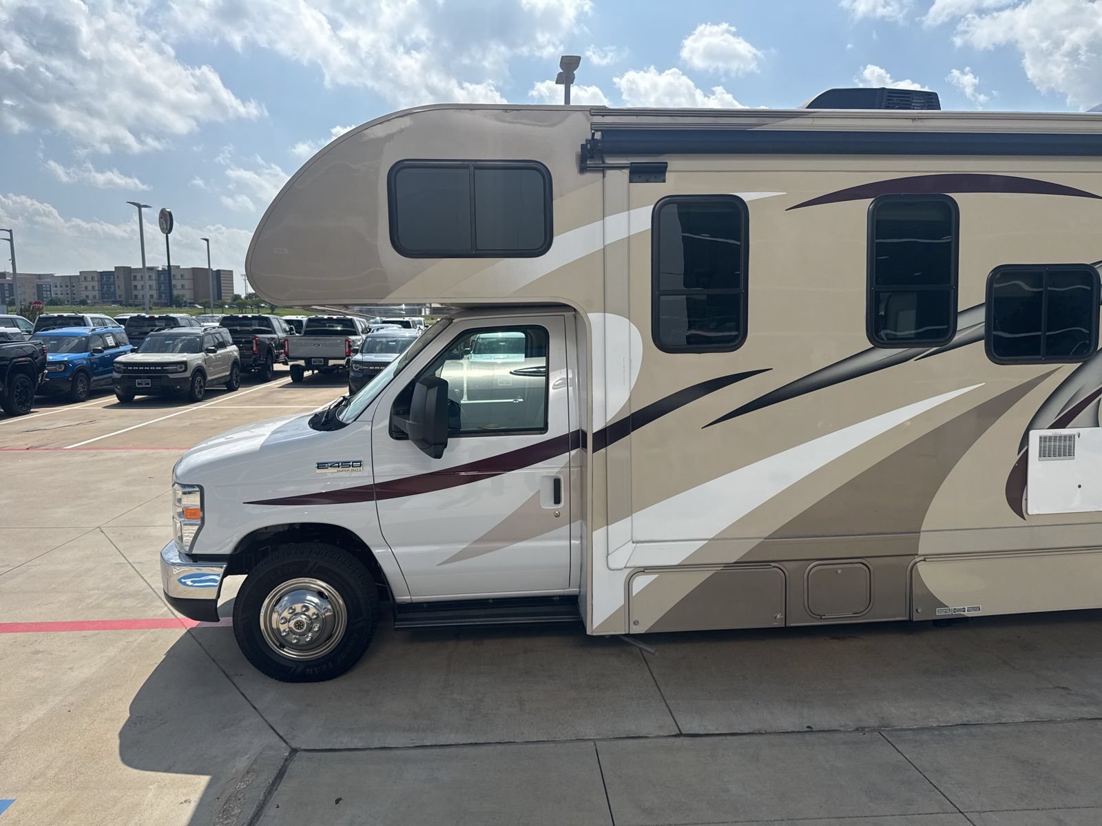 Used 2018 Ford E-450 and Econoline 450 Super Duty w/ Motorhome Prep Package RWD image 4