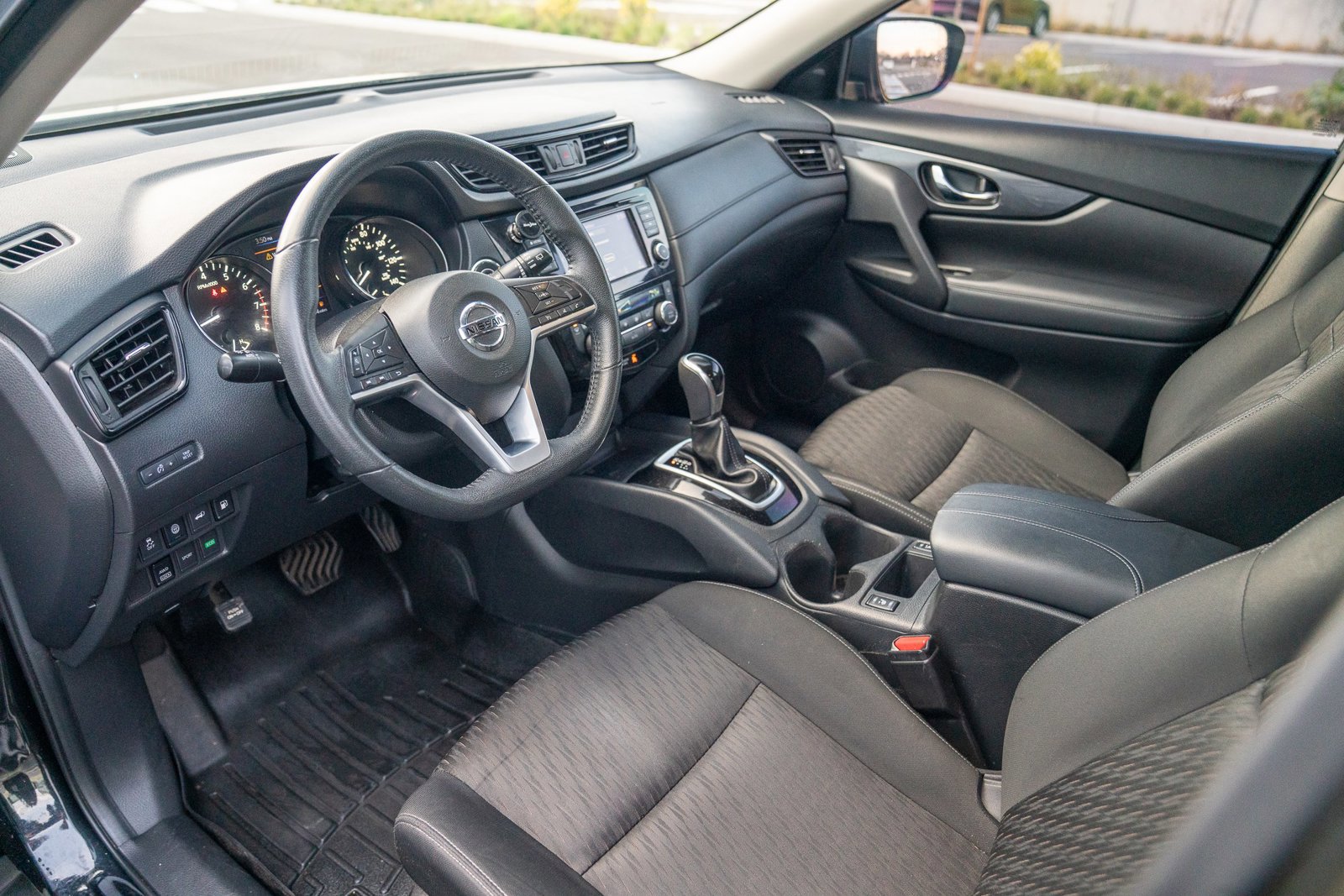 Used 2019 Nissan Rogue SV image 4
