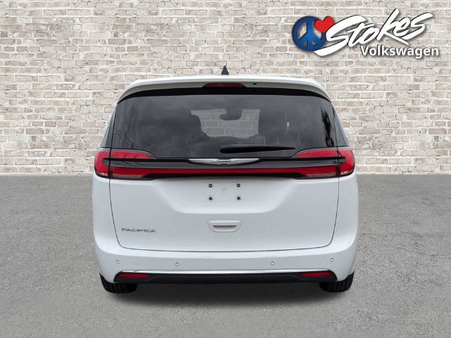 Used 2024 Chrysler Pacifica Touring-L FWD image 5