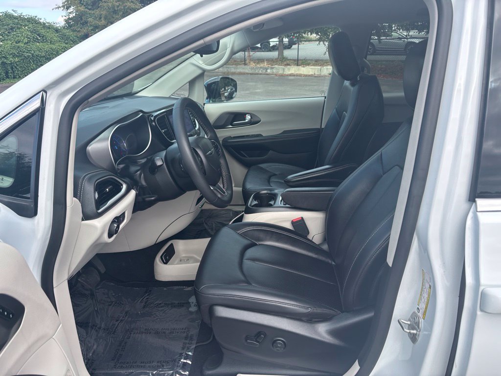 Used 2024 Chrysler Pacifica Limited FWD image 8