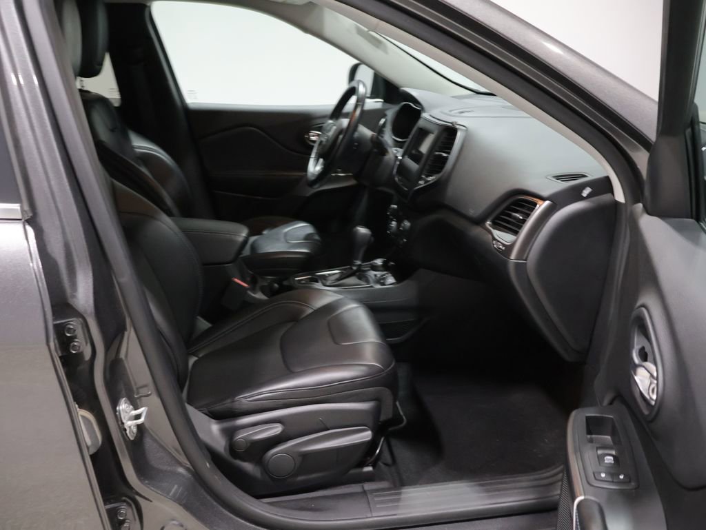 Used 2019 Jeep Cherokee Latitude Plus AWD/4WD image 22