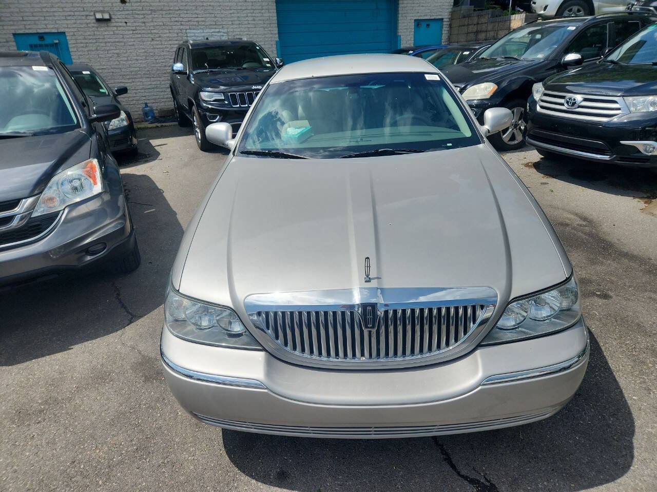 Used 2007 Lincoln Town Car Signature image 5