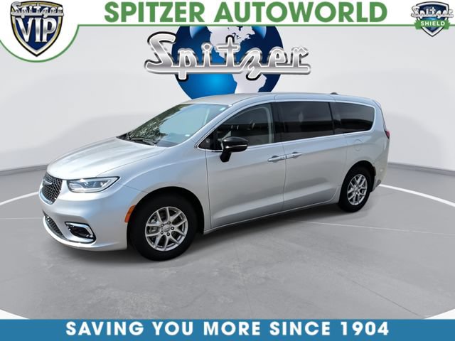 Used 2024 Chrysler Pacifica Touring-L FWD image 4