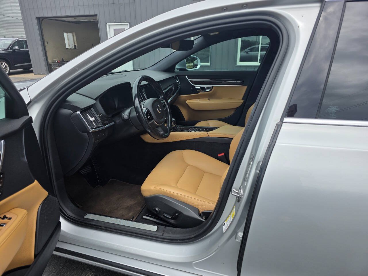 Used 2018 Volvo S90 T5 Momentum w/ Convenience Package FWD image 9