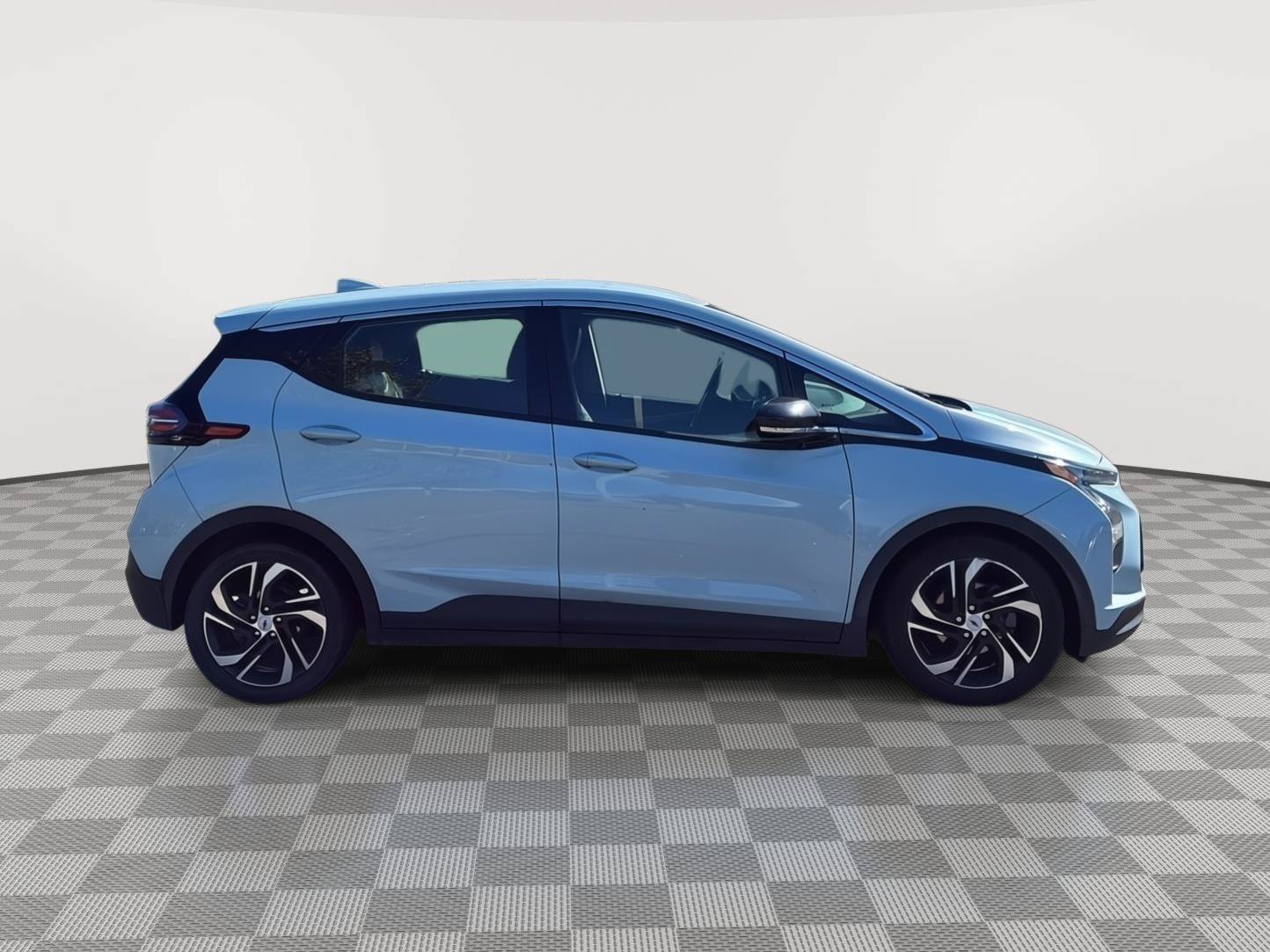 Used 2022 Chevrolet Bolt LT w/ Infotainment Package FWD image 4