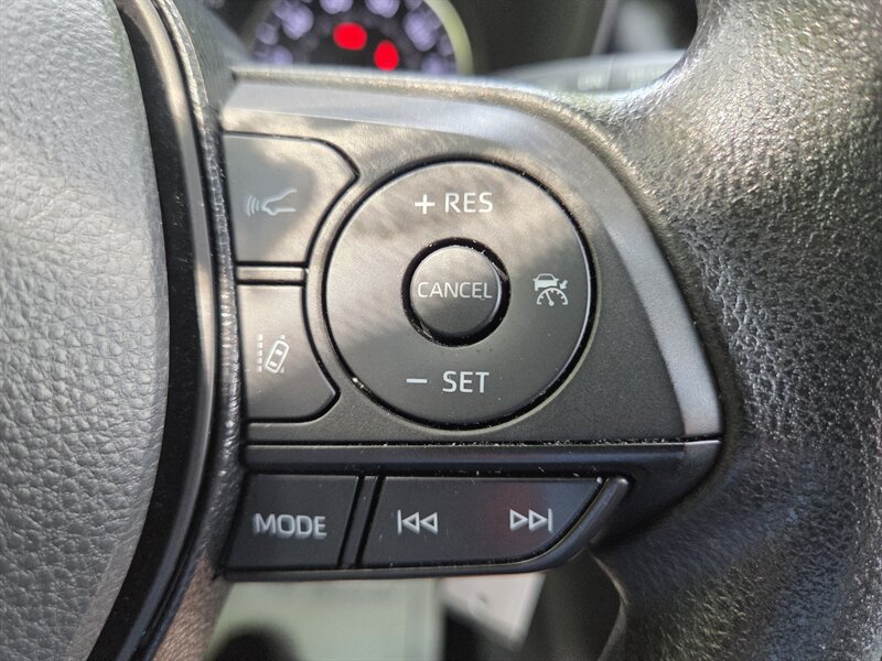 Used 2022 Toyota RAV4 LE AWD/4WD image 15