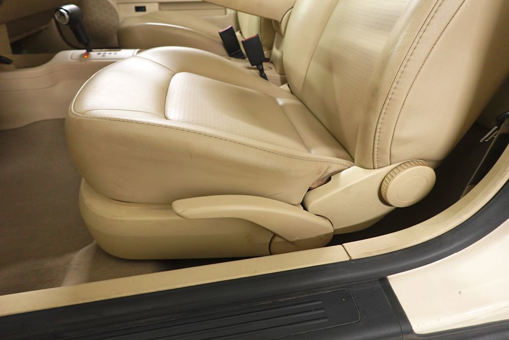 Used 2009 Volkswagen Beetle S image 9