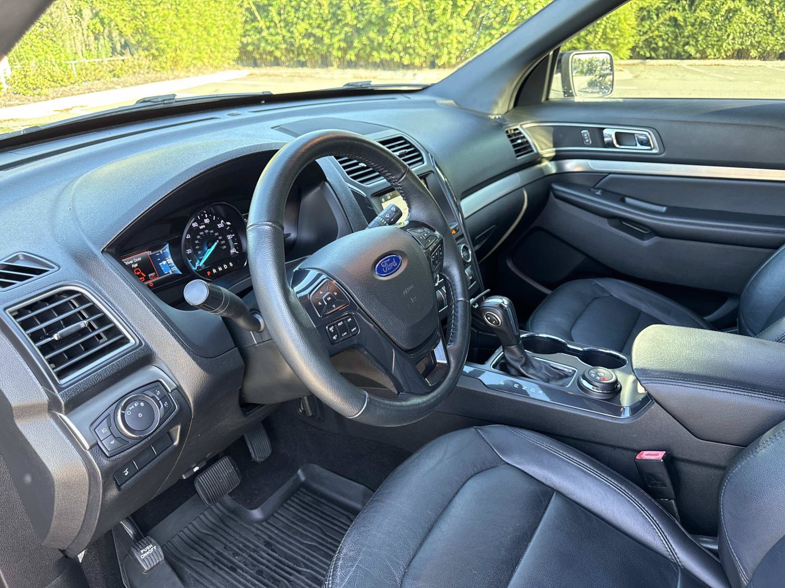 Used 2018 Ford Explorer XLT w/ Equipment Group 202A AWD/4WD image 22