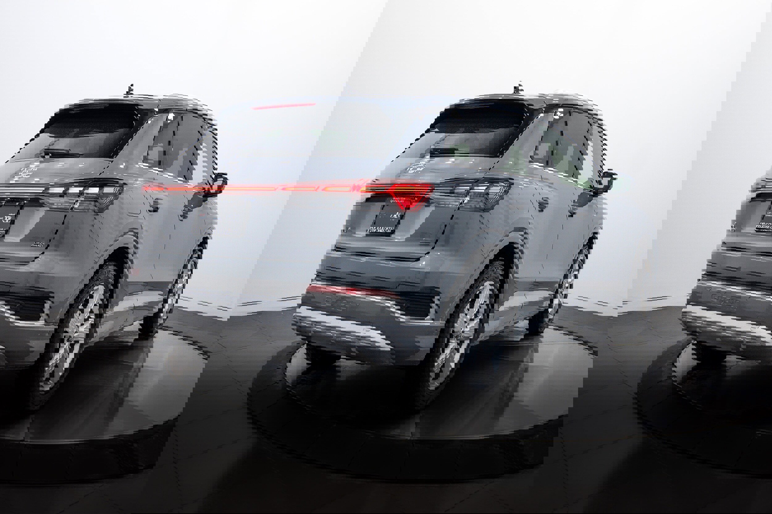 Used 2024 Audi Q4 e-tron Prestige image 4