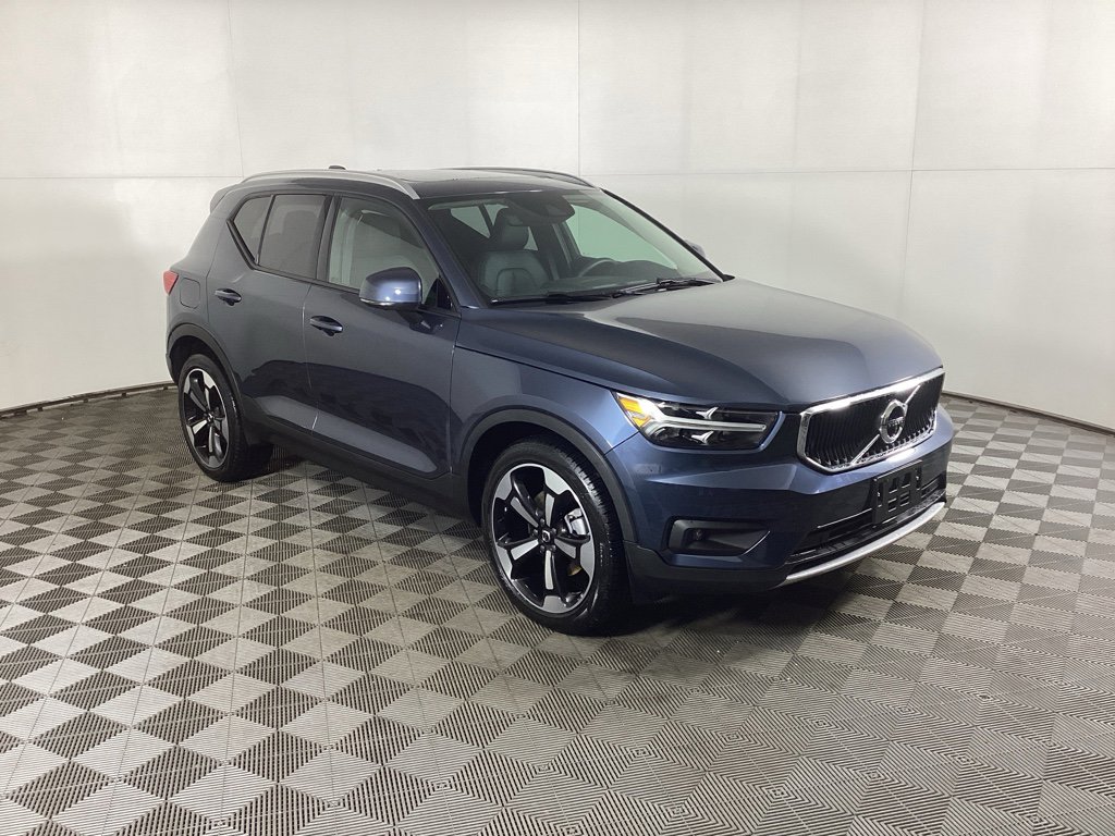 Used 2021 Volvo XC40 T5 Momentum w/ Premium Package image 1