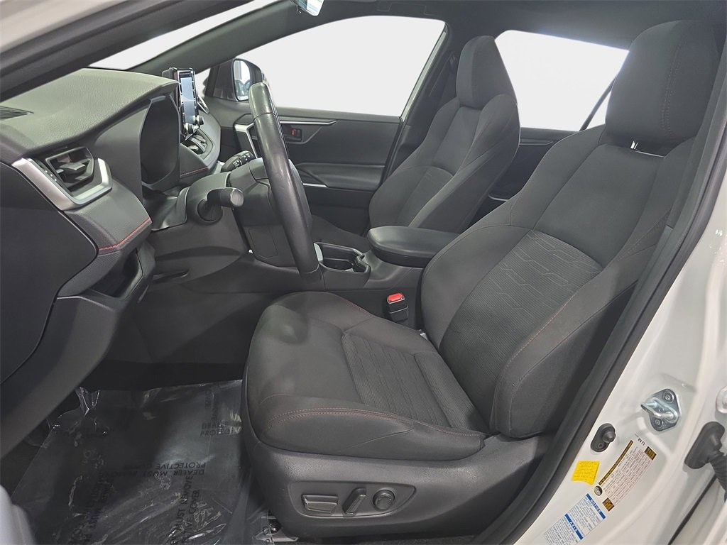 Used 2021 Toyota RAV4 SE image 14
