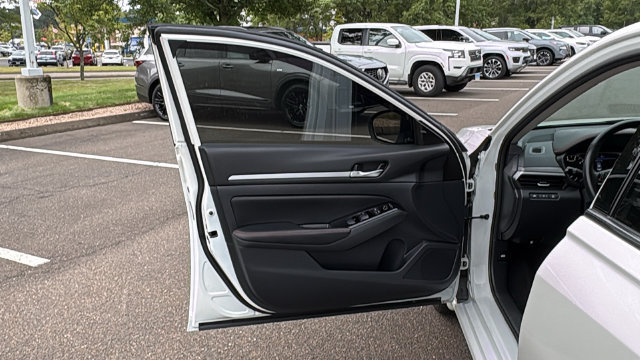 Certified 2025 Nissan Altima 2.5 SR AWD/4WD image 8