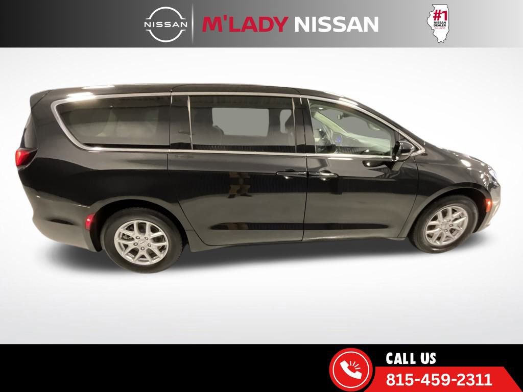 Used 2024 Chrysler Pacifica Touring-L image 3