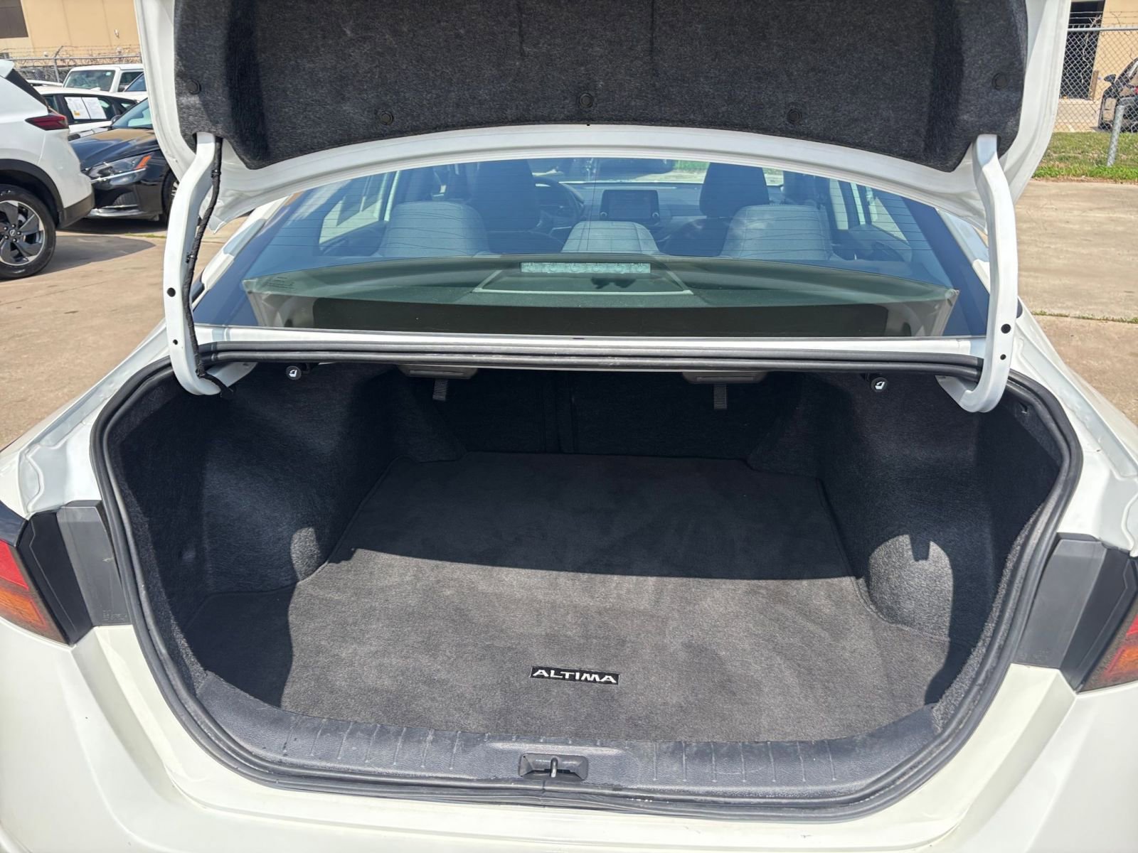 Used 2025 Nissan Altima 2.5 SV FWD image 31
