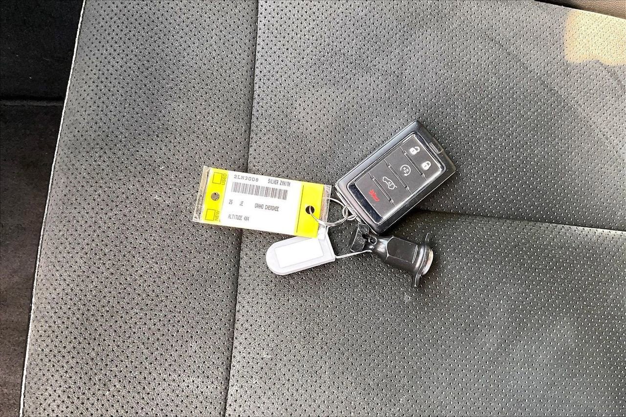 Certified 2025 Jeep Grand Cherokee Altitude image 32