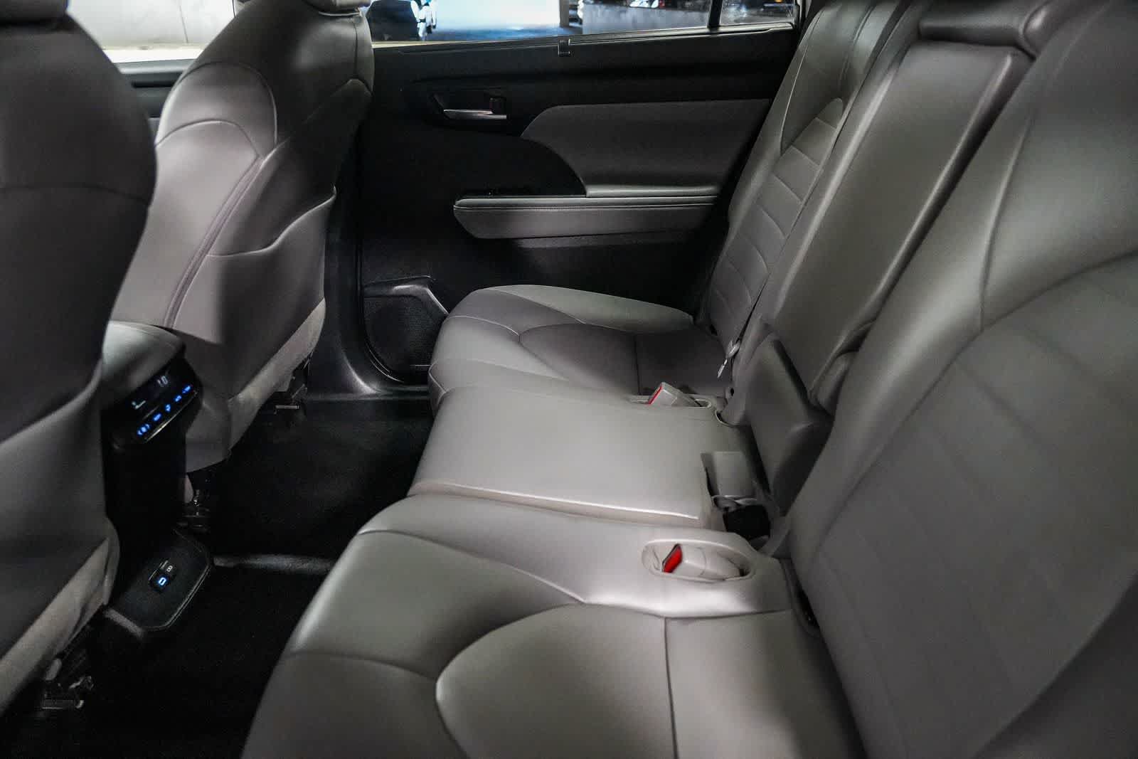 Used 2022 Toyota Highlander XLE AWD/4WD image 19