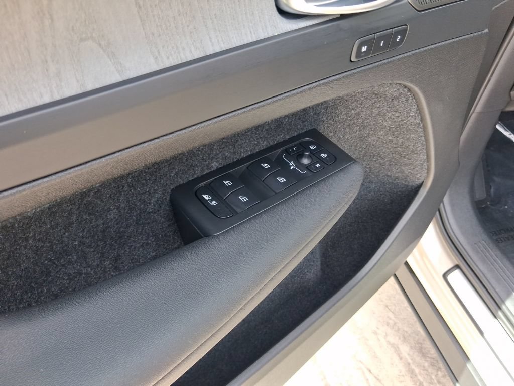 Certified 2025 Volvo XC40 B5 Ultra w/ Protection Package AWD/4WD image 16