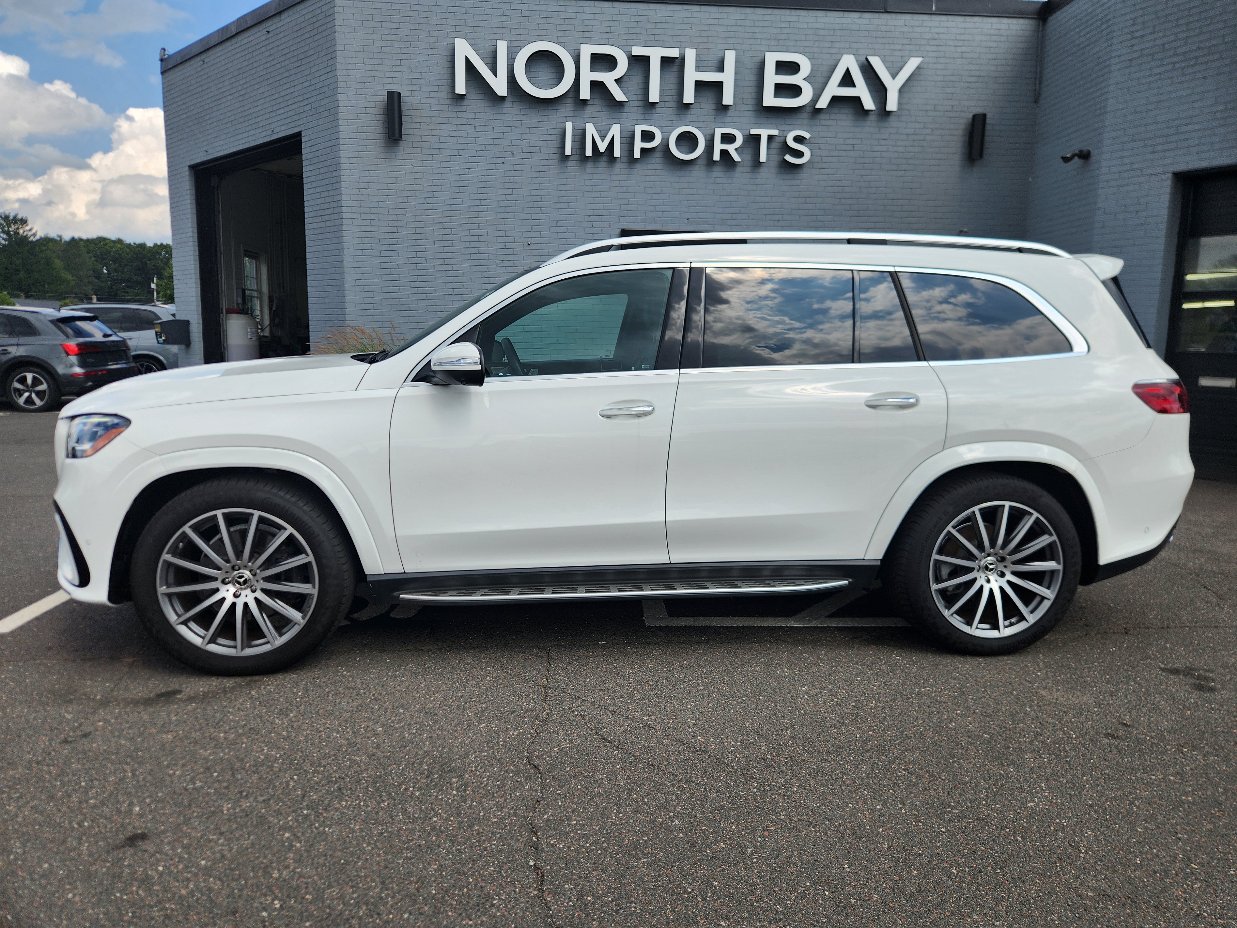 Used 2024 Mercedes-Benz GLS 450 4MATIC w/ AMG Line Exterior image 5