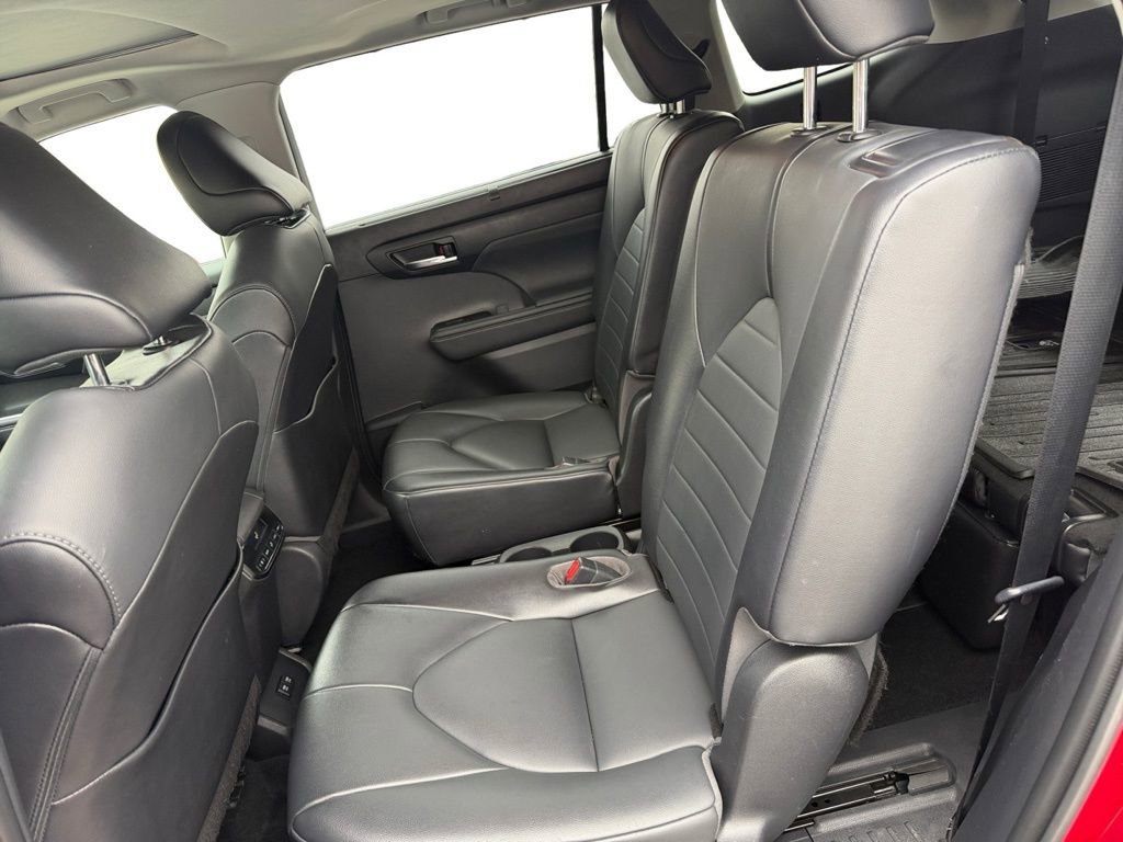 Used 2021 Toyota Highlander XLE image 24