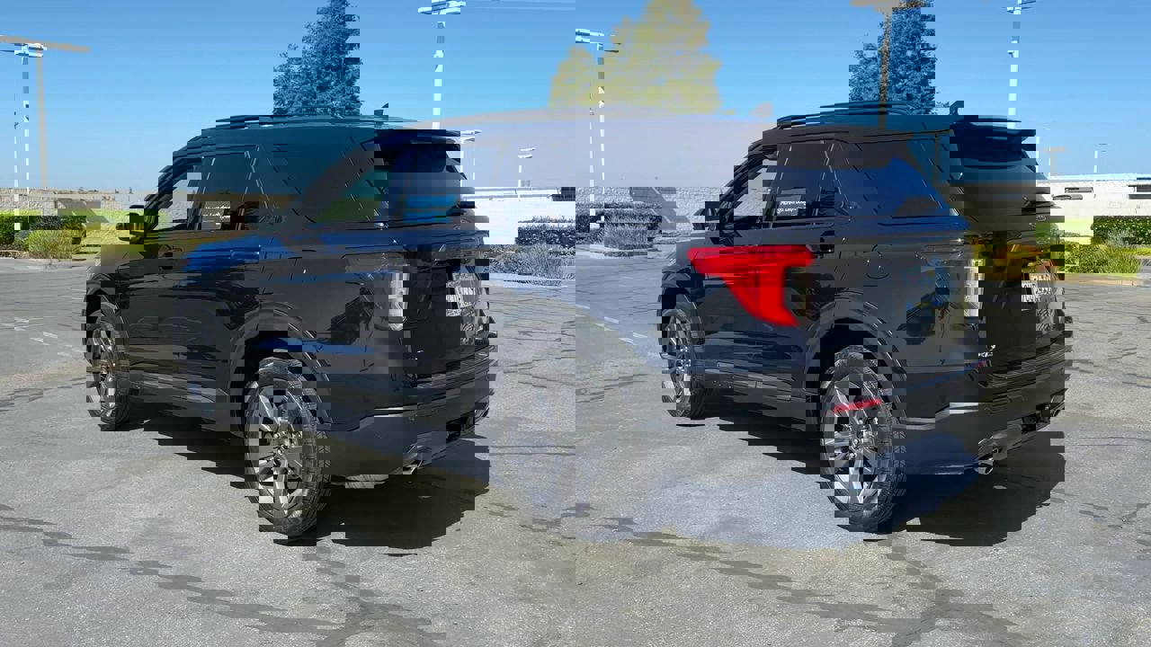 Used 2022 Ford Explorer XLT w/ Equipment Group 202A image 4