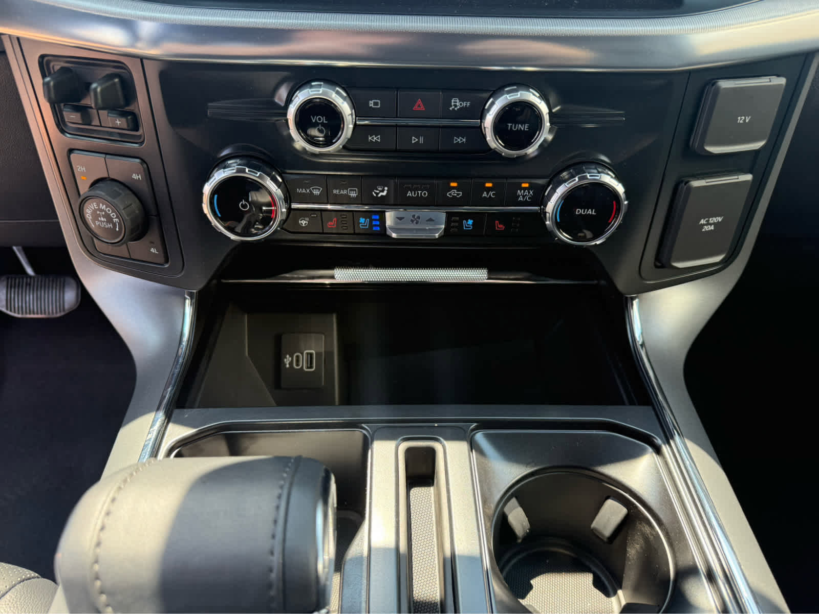 New 2025 Ford F150 Lariat w/ Equipment Group 501A Mid image 19
