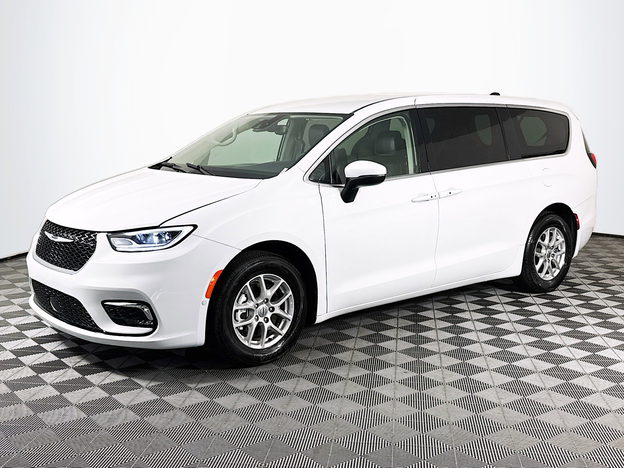 Used 2023 Chrysler Pacifica Touring-L image 4