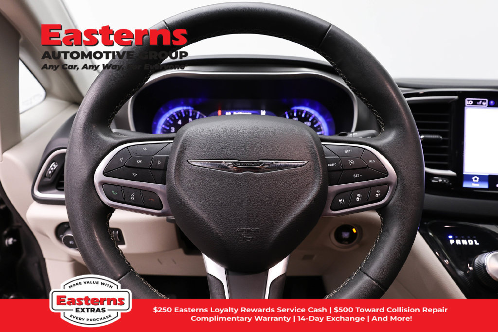 Used 2023 Chrysler Pacifica Touring-L FWD image 11