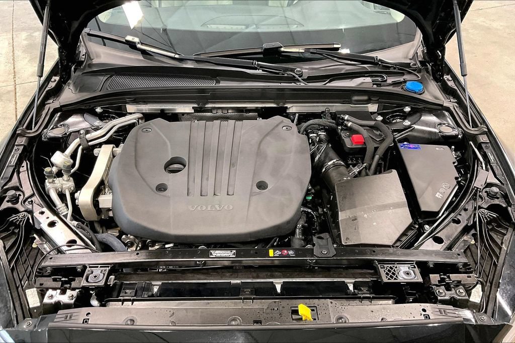 Certified 2025 Volvo V60 B5 Cross Country Plus AWD/4WD image 31