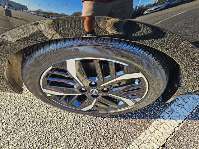 New 2025 Nissan Versa SR w/ Trunk Package image 18