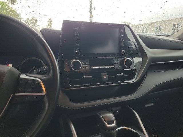 Used 2021 Toyota Highlander XLE FWD image 19