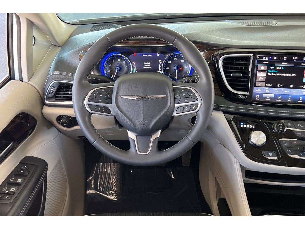 Used 2023 Chrysler Pacifica Limited image 16